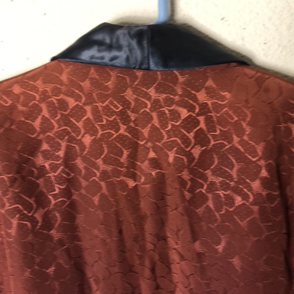 1950 maroon pattern smoking jacket w/black collar, cuff ,belt. No label or size - Picture 8 of 10